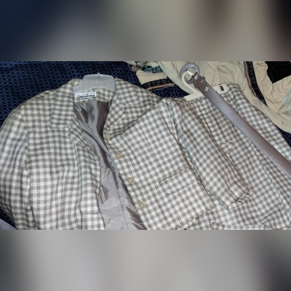 SK company skirt suit - Picture 2 of 3